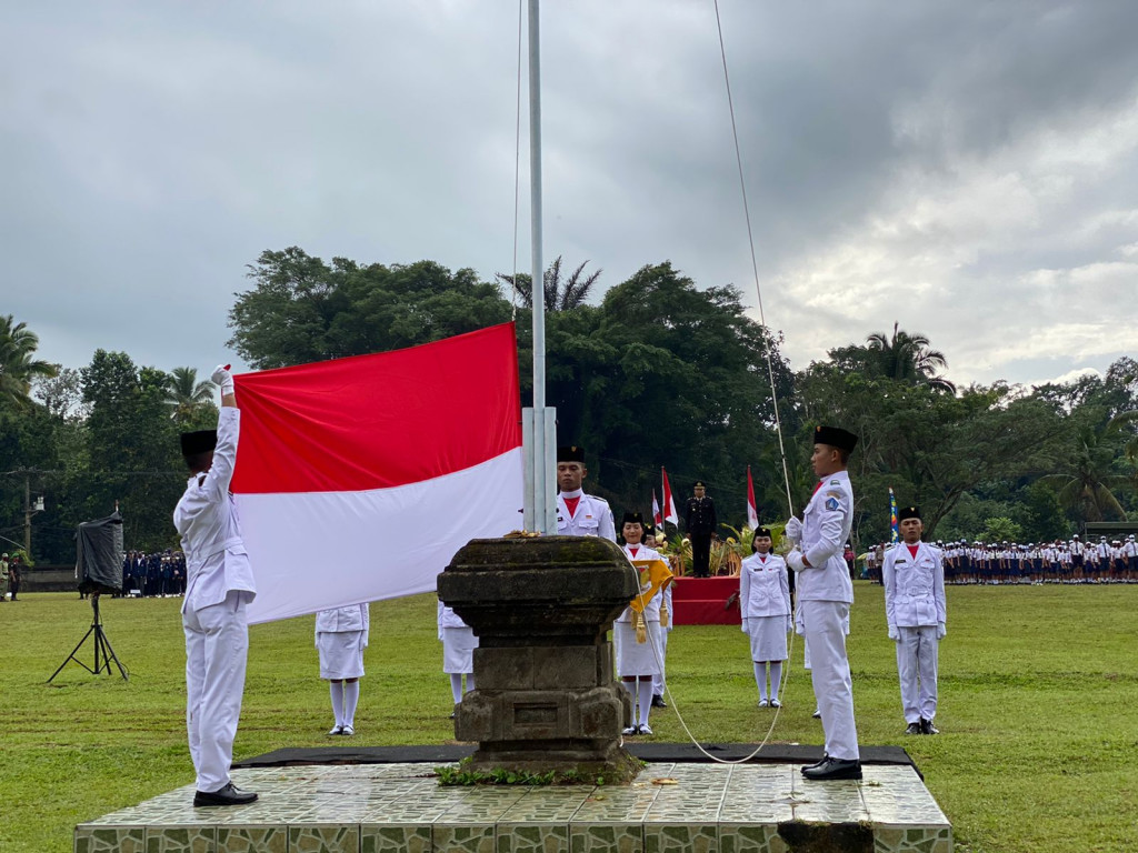 Memperingati Hut Kemerdekaan RI 1945 ke 77 Tahun 2022 "Pulih Lebih Cepat Bangkit Lebih Kuat", Melaksanakan Upacara Bendera di Lapangan Umum Petang